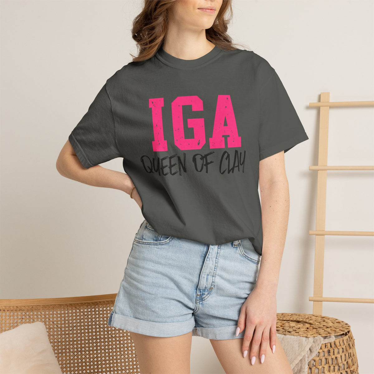 IGA Swiatek - Queen of Clay T-Shirt — Funny Pottery Mom Shirt